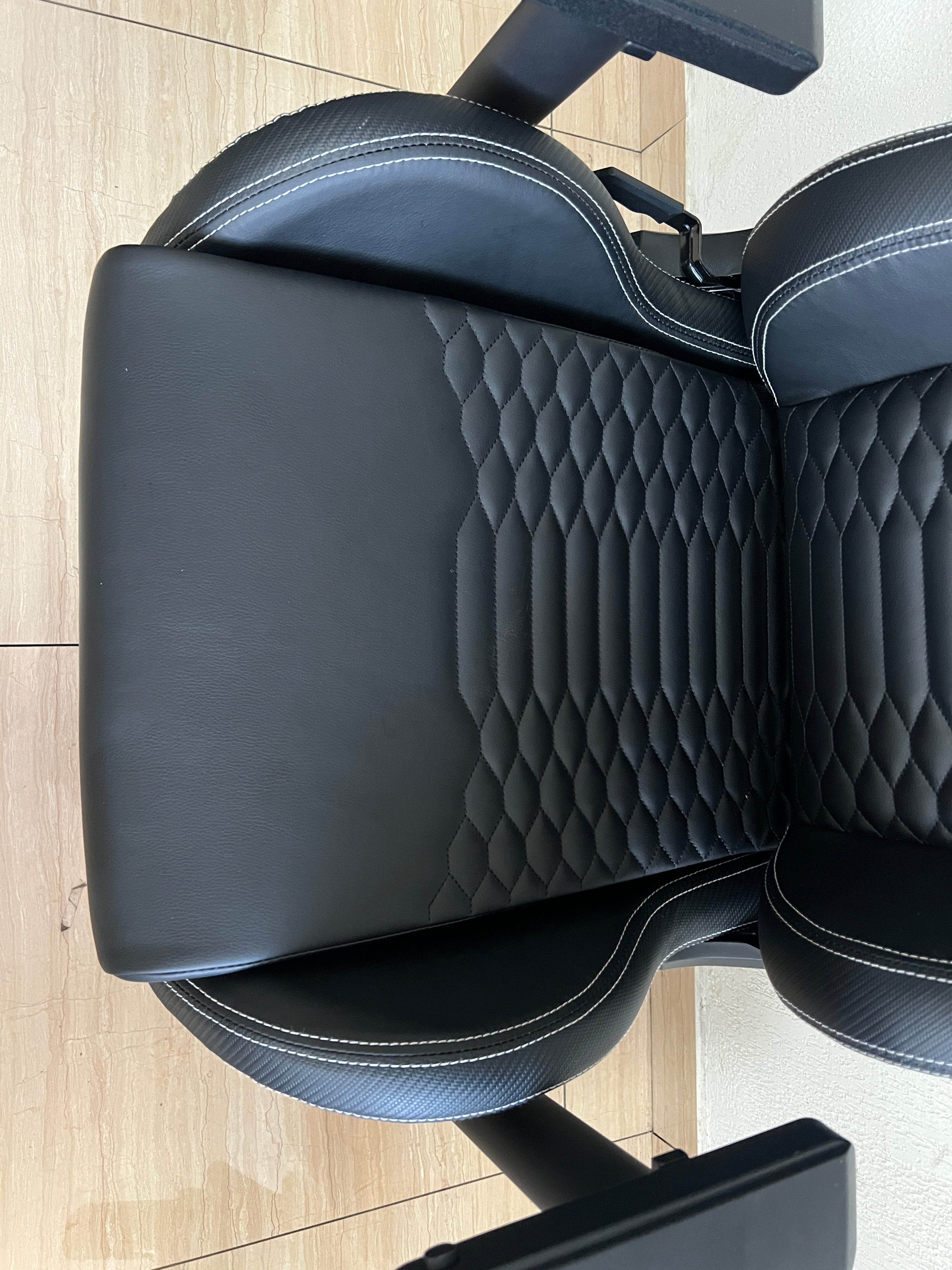 JOHOOFURNITURE Hunchback-style gaming chair PU PVC Black color HA08